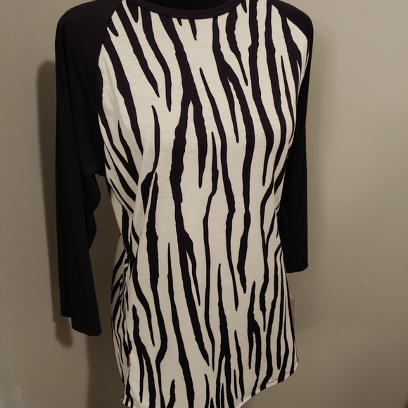LuLaRoe Tops - NWT Lularoe Randy Tee